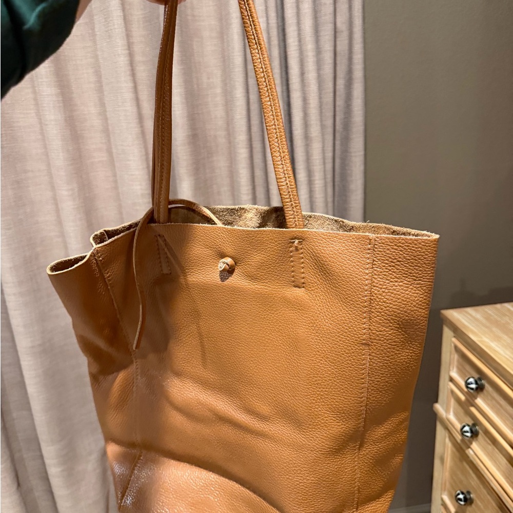 Elegant Tan Leather Tote Bag